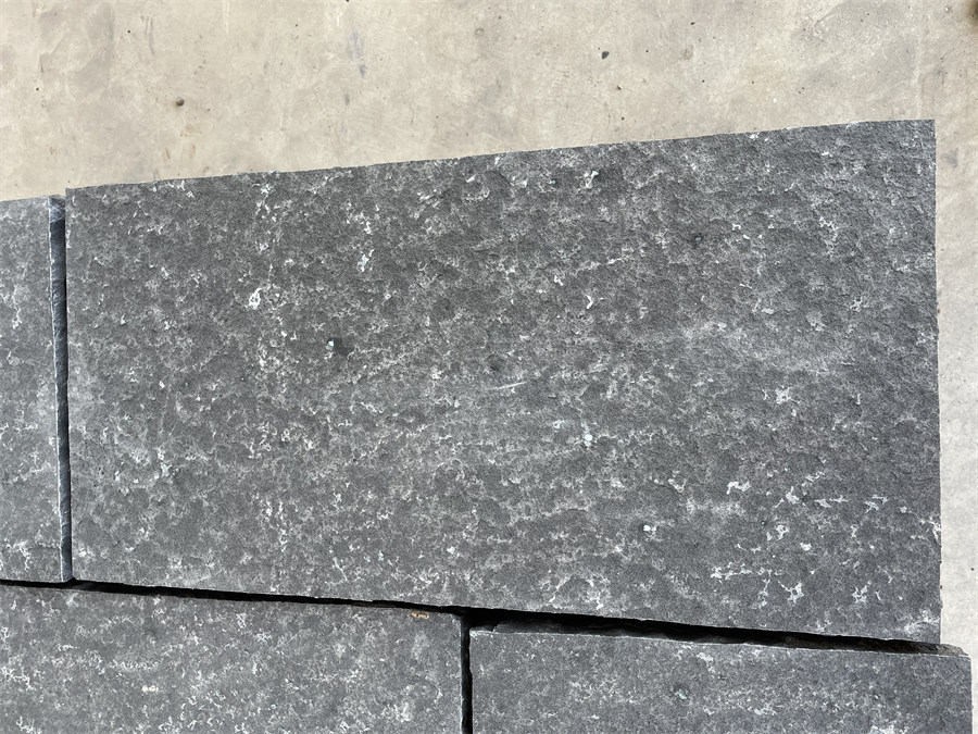 Чорна базальтова бруківка